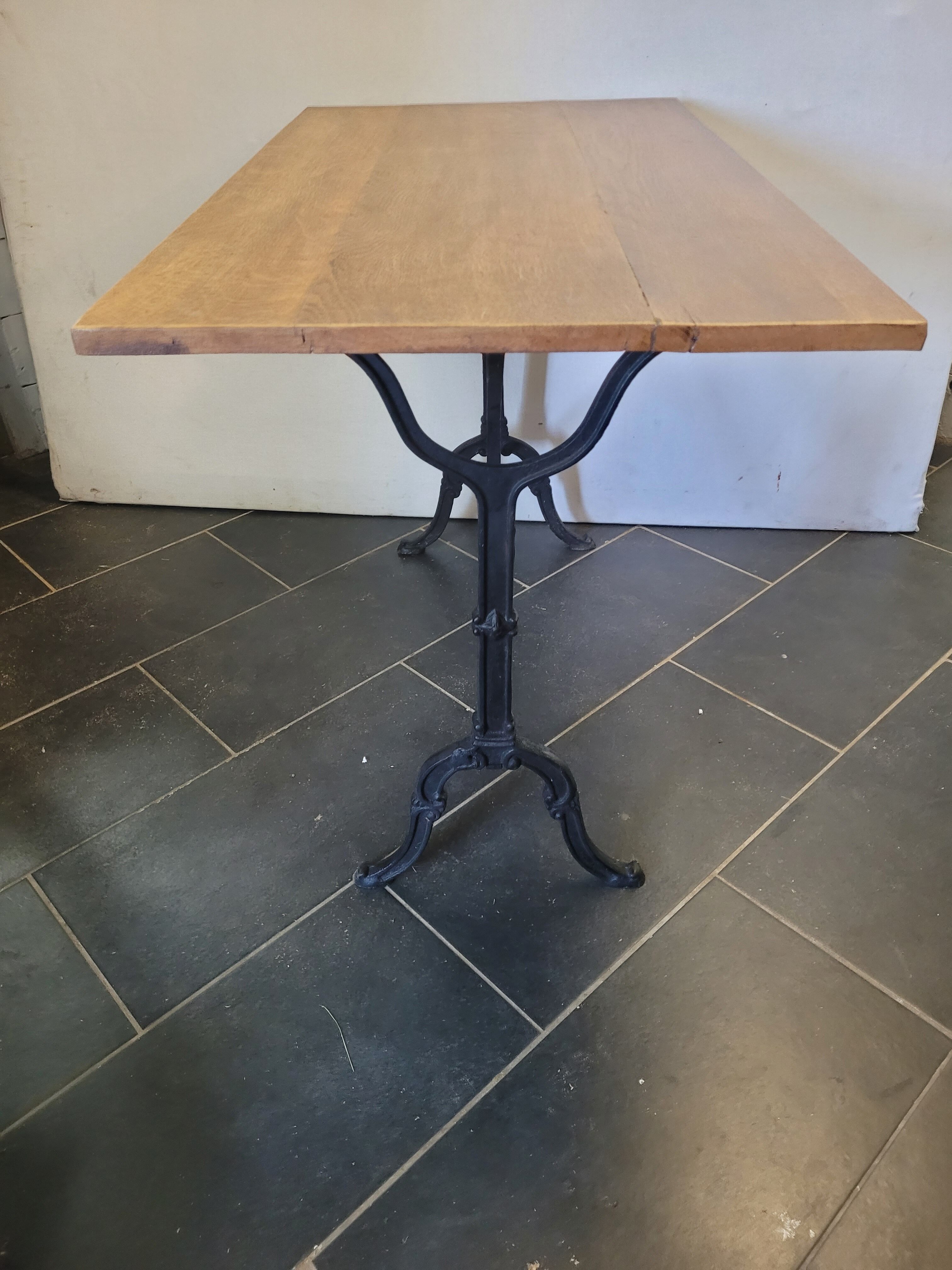 Table bistrot piètement fonte dessus en chêne
