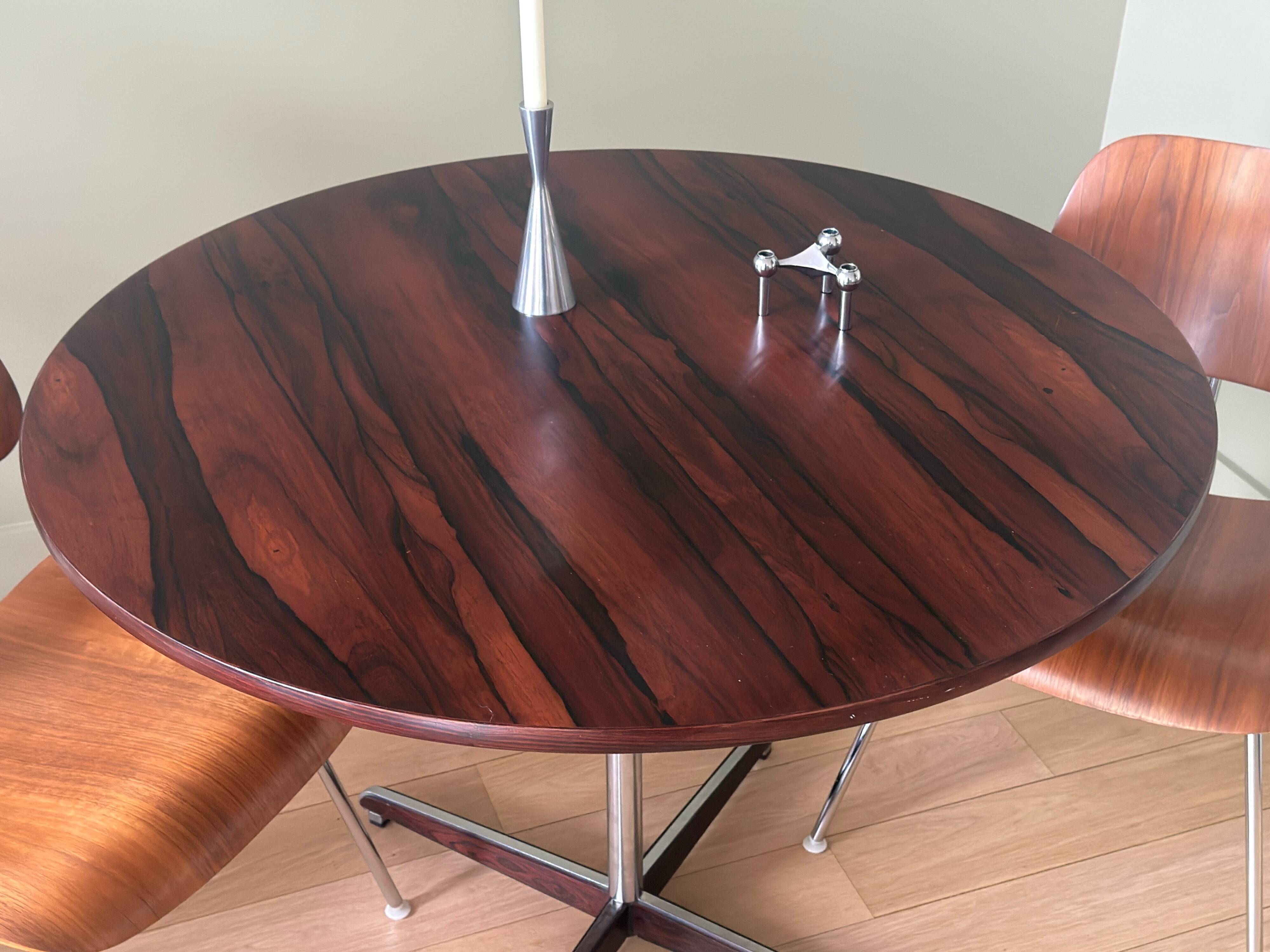 Round table in varnished rosewood