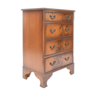 Small English-style chest of drawers
