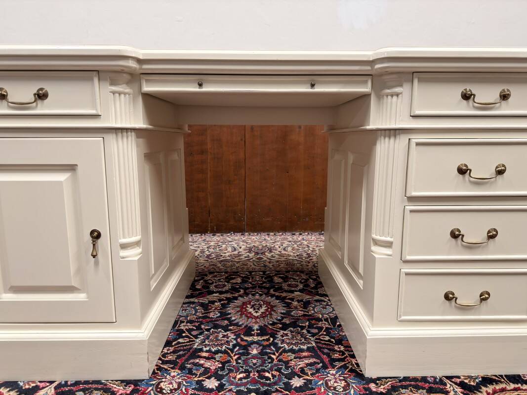 Bureau Chesterfield classique crème anglais