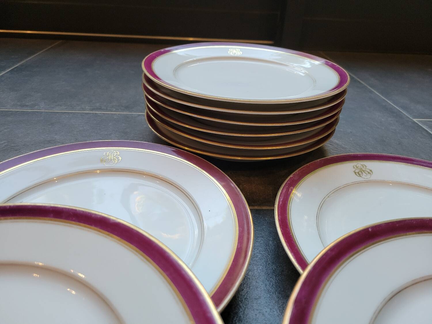 13 assiettes à dessert monogramme HS