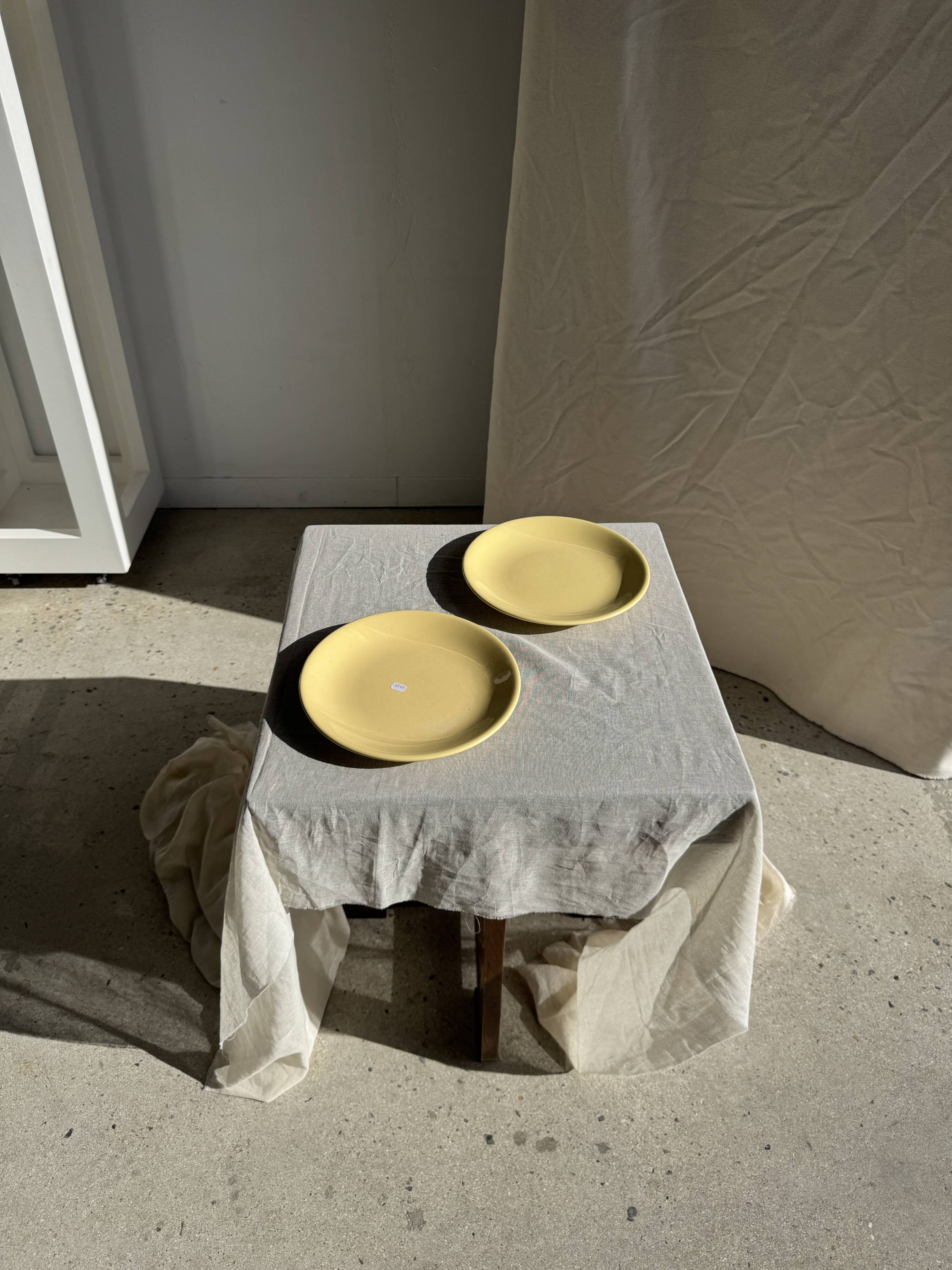 Set of 2 large yellow plates without brand D25.5