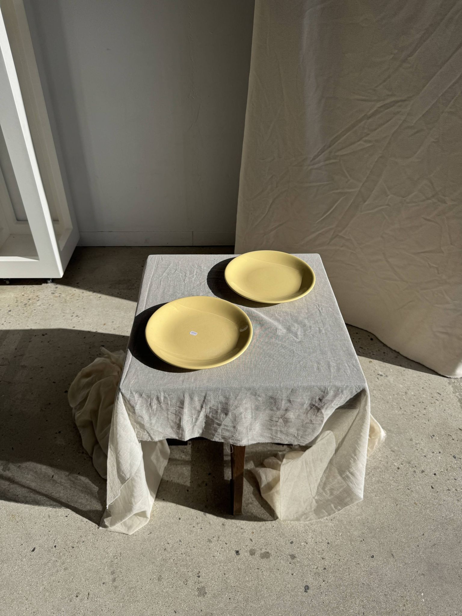 Lot de 2 grandes assiettes jaunes sans marque D25,5