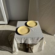 Lot de 2 grandes assiettes jaunes sans marque D25,5