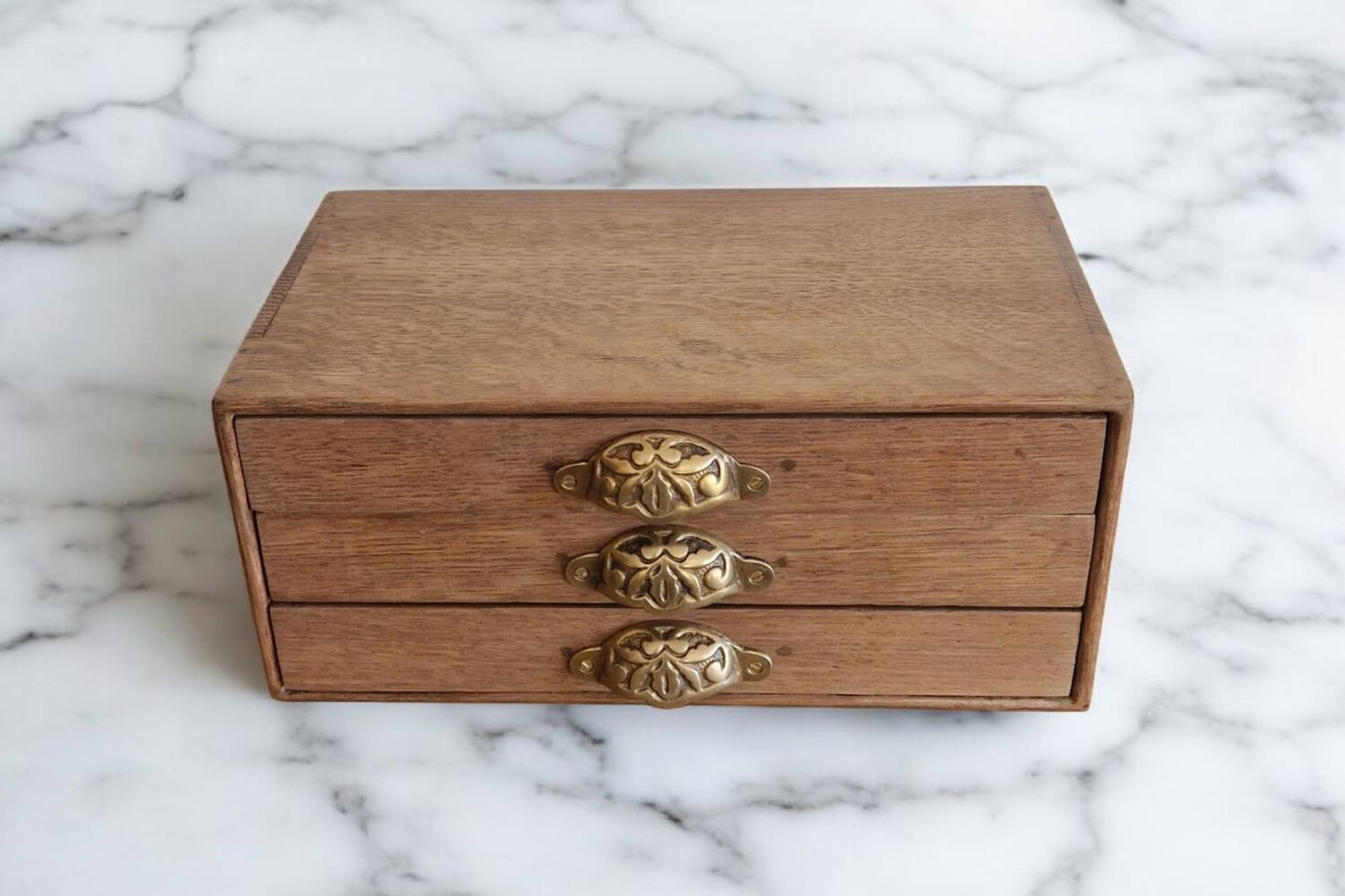 Small storage chest of drawers in oak and brass - 1900s period