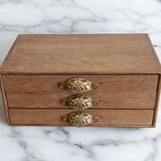Small storage chest of drawers in oak and brass - 1900s period