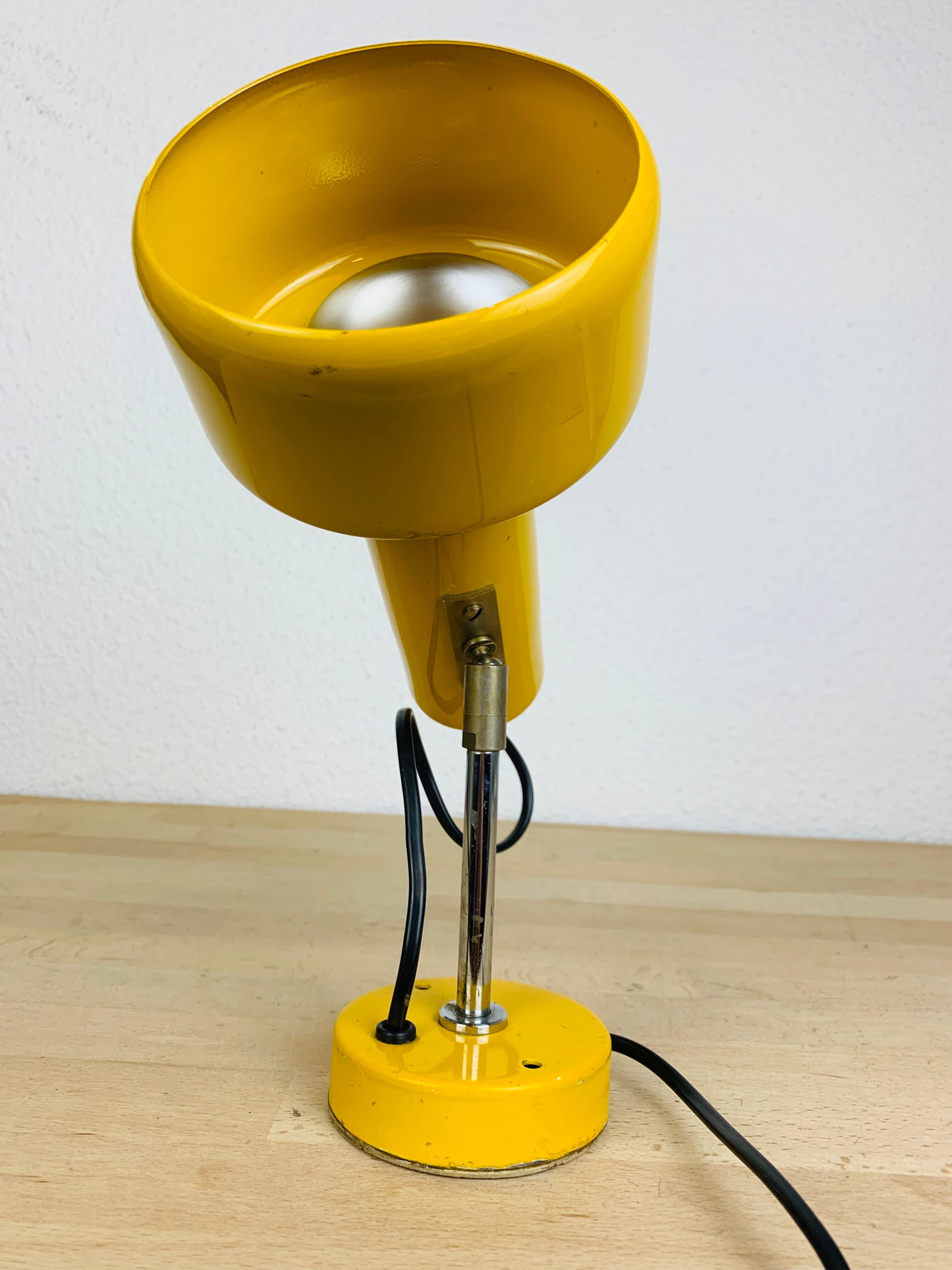 Yellow spot lamp to pose 70s