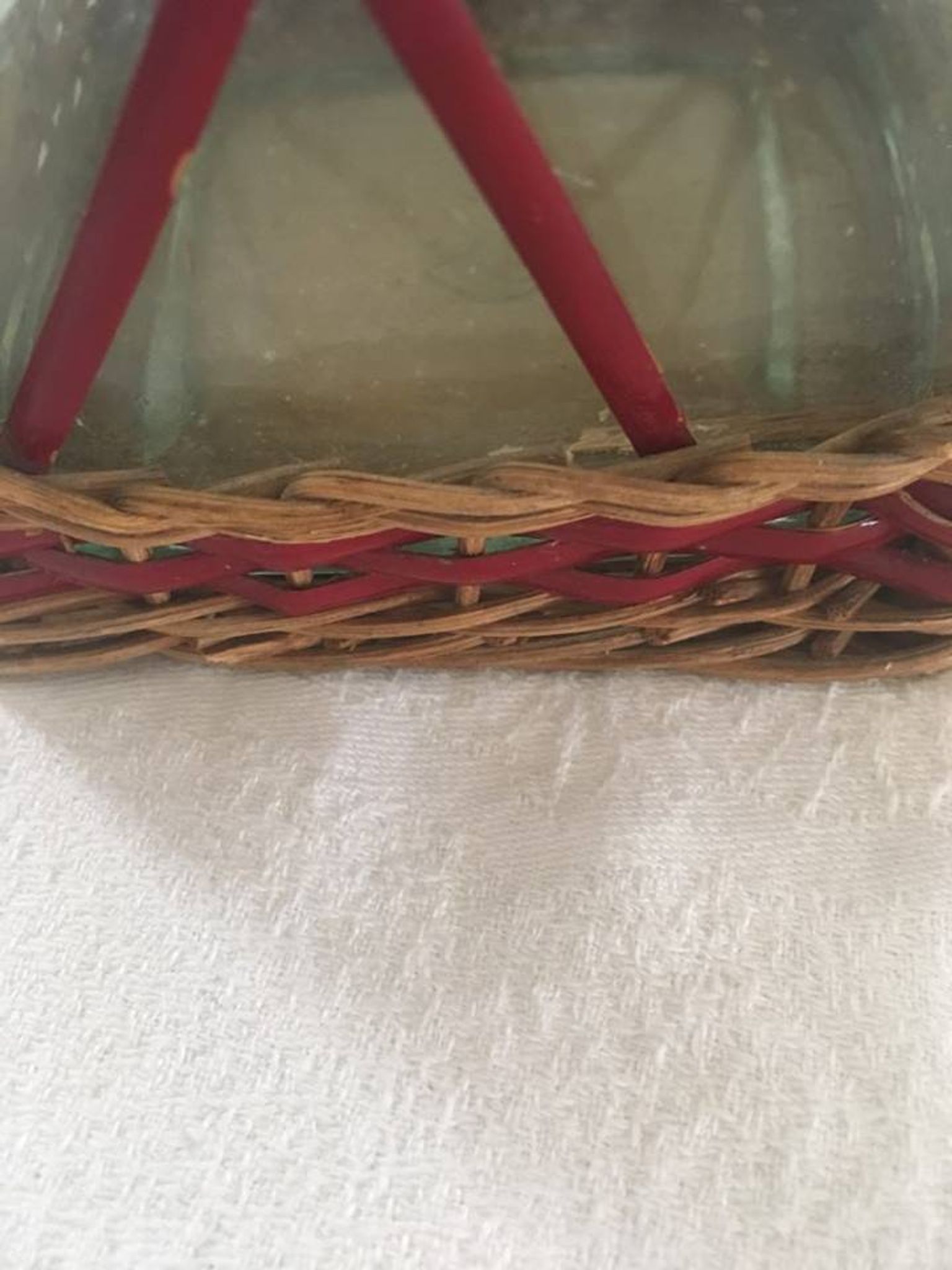 Bottle sheathed on the top and the low d wicker woven