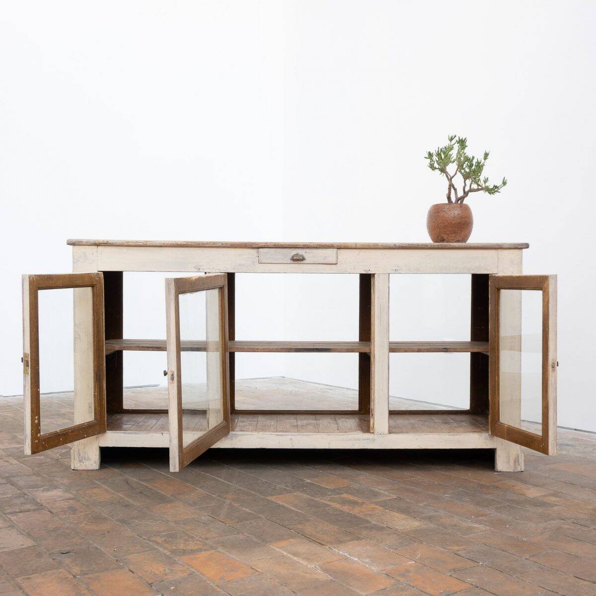 Ancien comptoir vitrine en bois peint – début XXe siècle