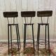 Suite de 3 tabourets de bar en acier et paillés