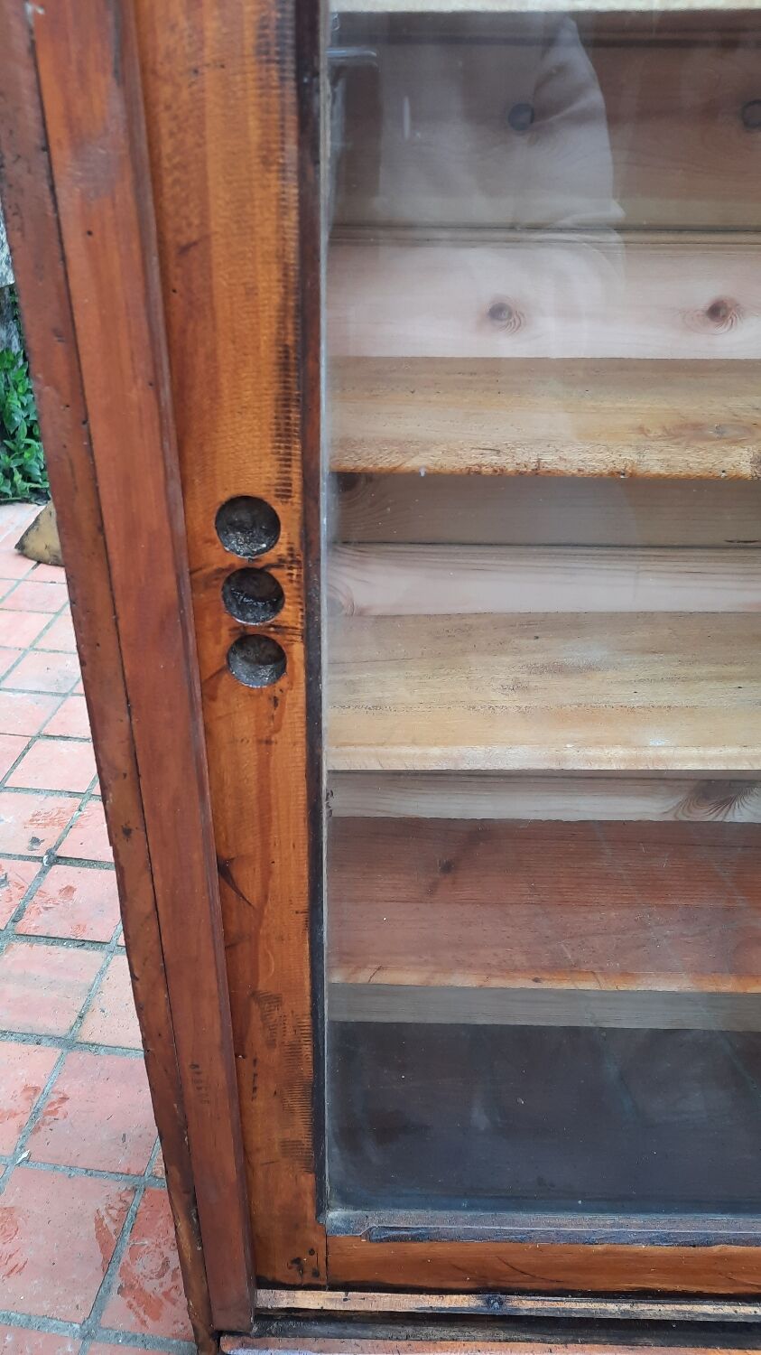 Showcase to install or hang