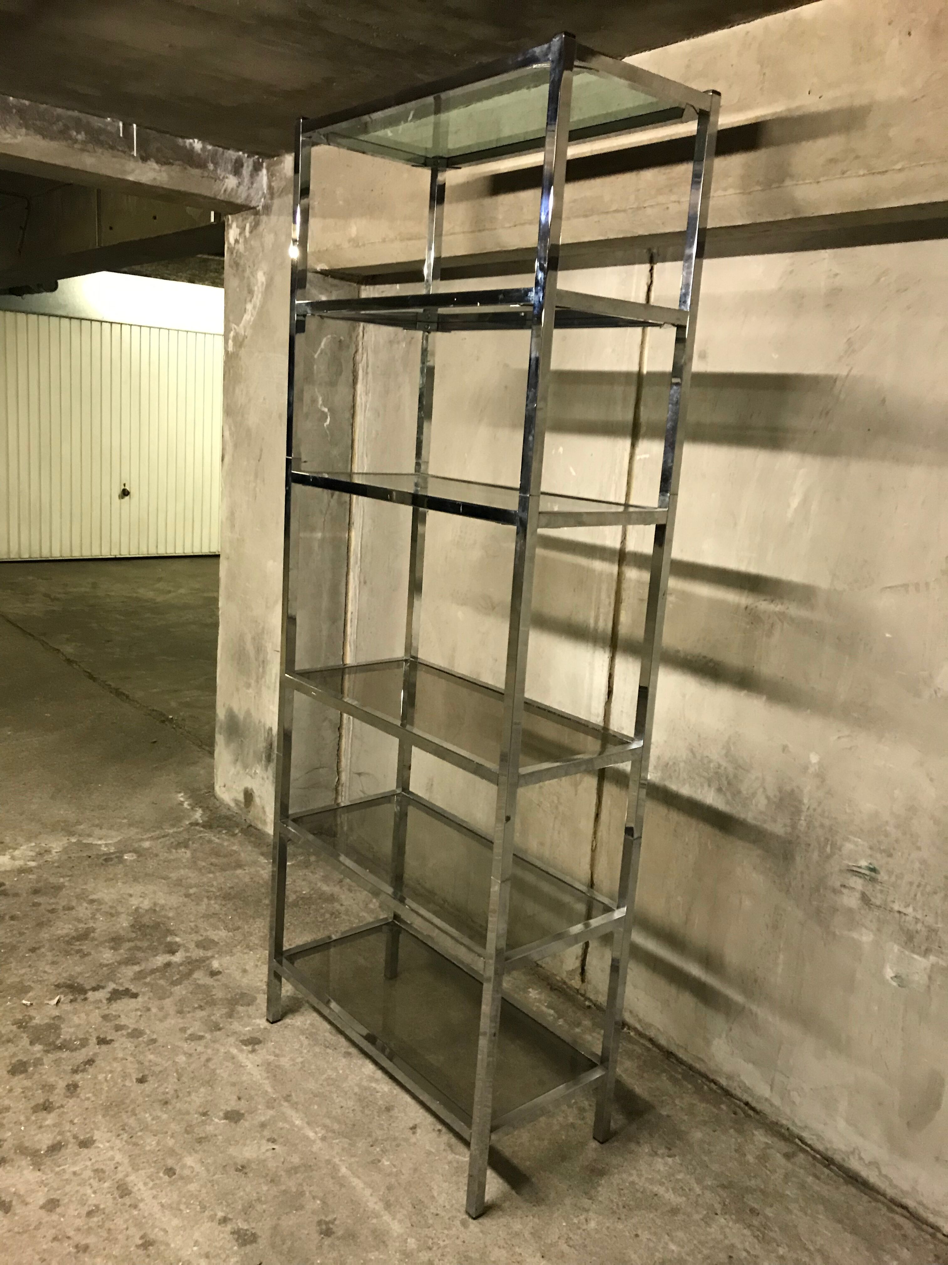 Design in metal chrome and smoked glass shelf