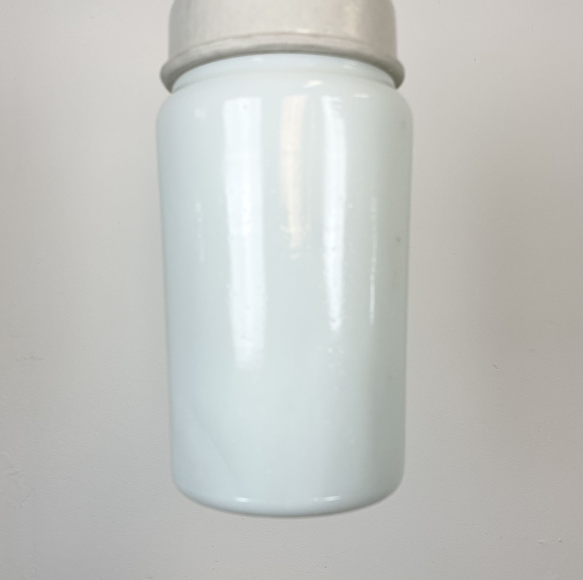 Suspension en porcelaine blanche industrielle avec verre opale, années 1970