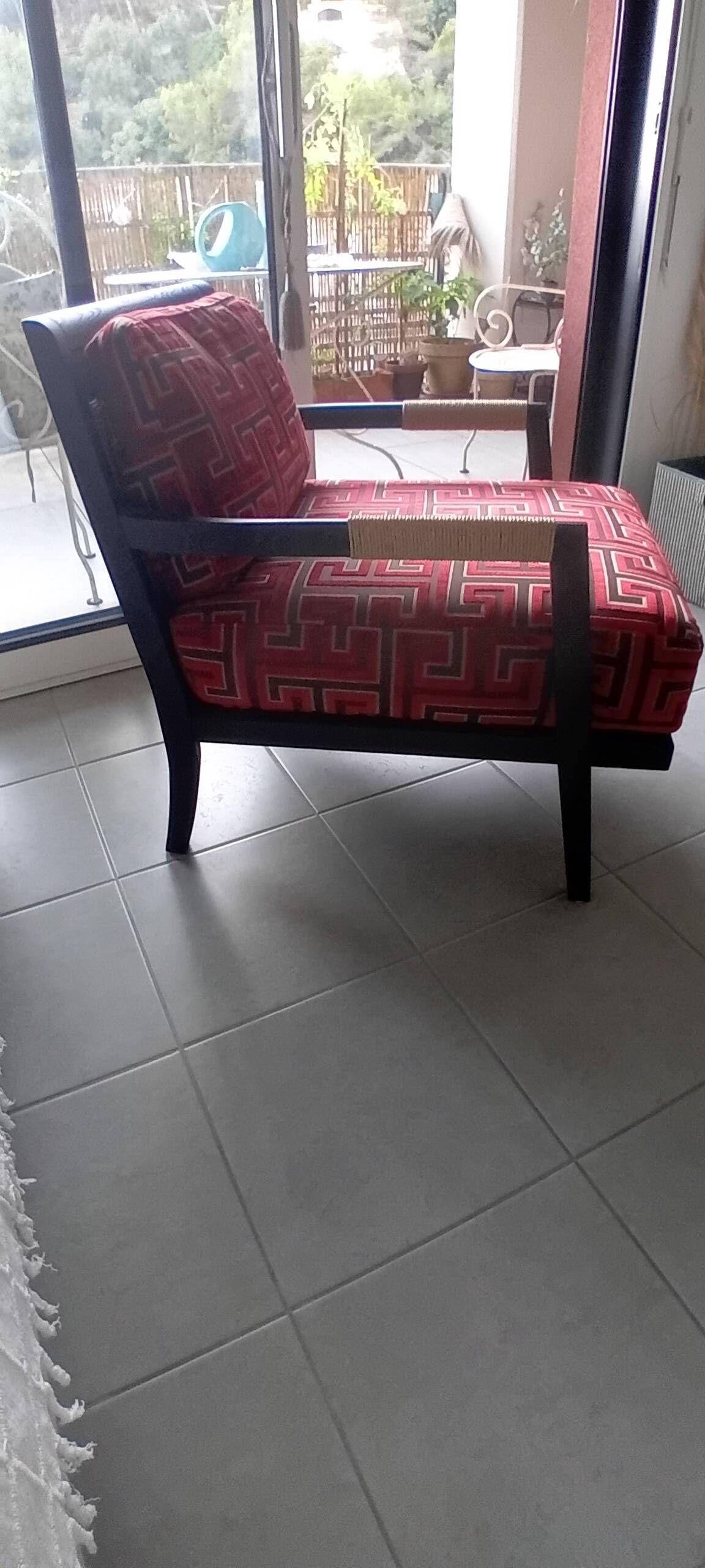 Fauteuil colonial motif labyrinthe