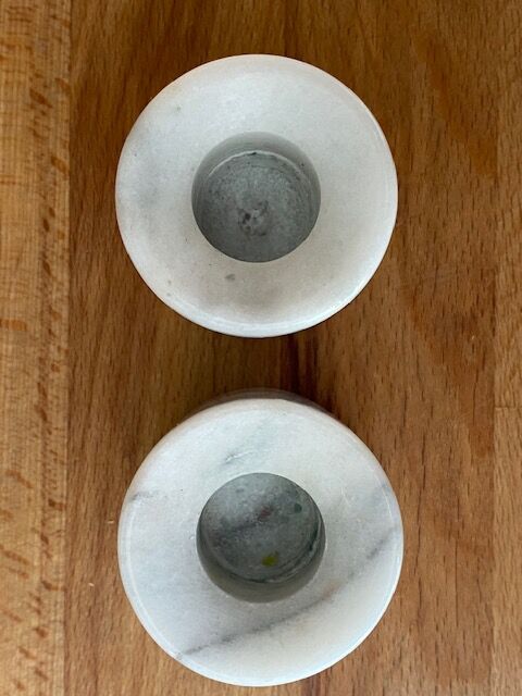 Lot of 2 White marble candlesticks, grey veins