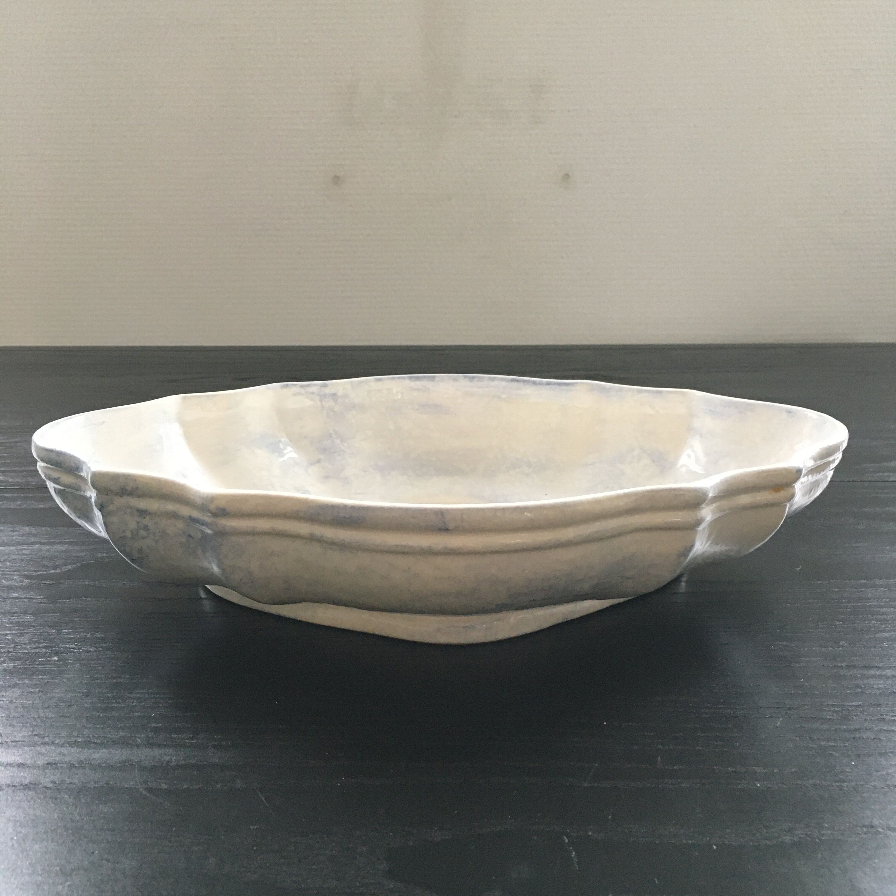 Scalloped hollow dish