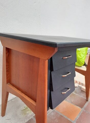 Against-the-post, black lacquered 50s