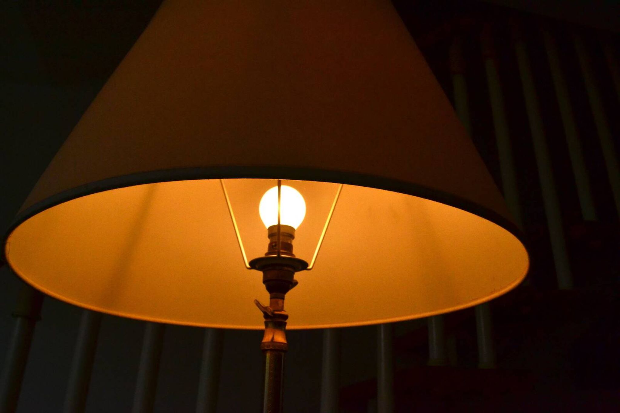 Vintage extendable tripod floor lamp in gold brass.