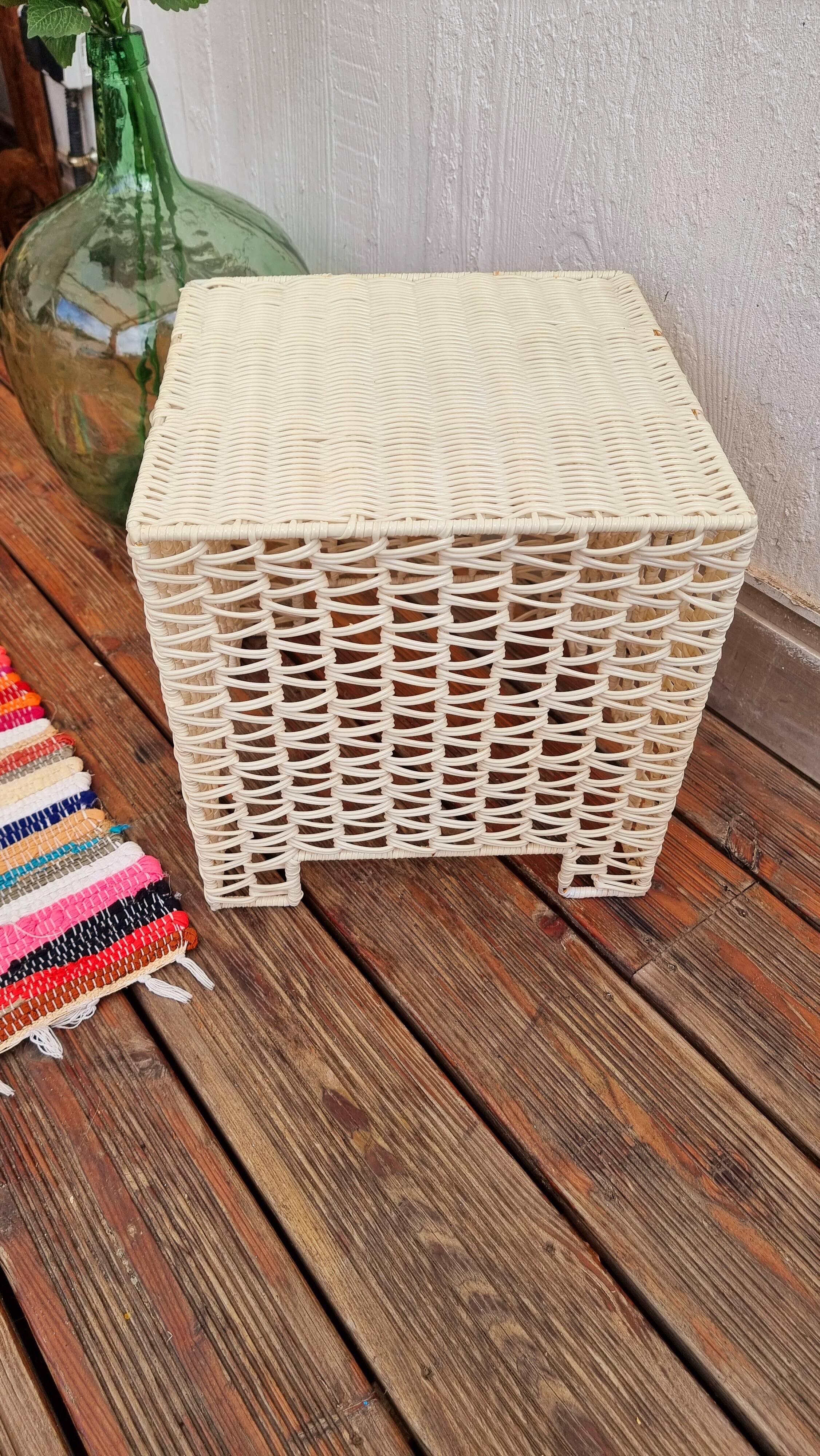 Table basse en plastique tressé vintage