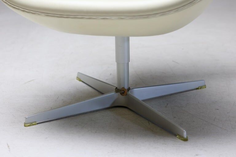 Arne Jacobsen – Swan Chair 50th Anniversary, champagne, limited edition, 2008