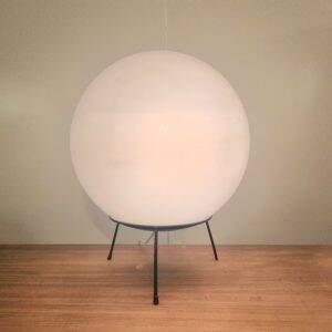 Large plastic sphere globe table lamp – Raak Amsterdam | Vintage design lamp