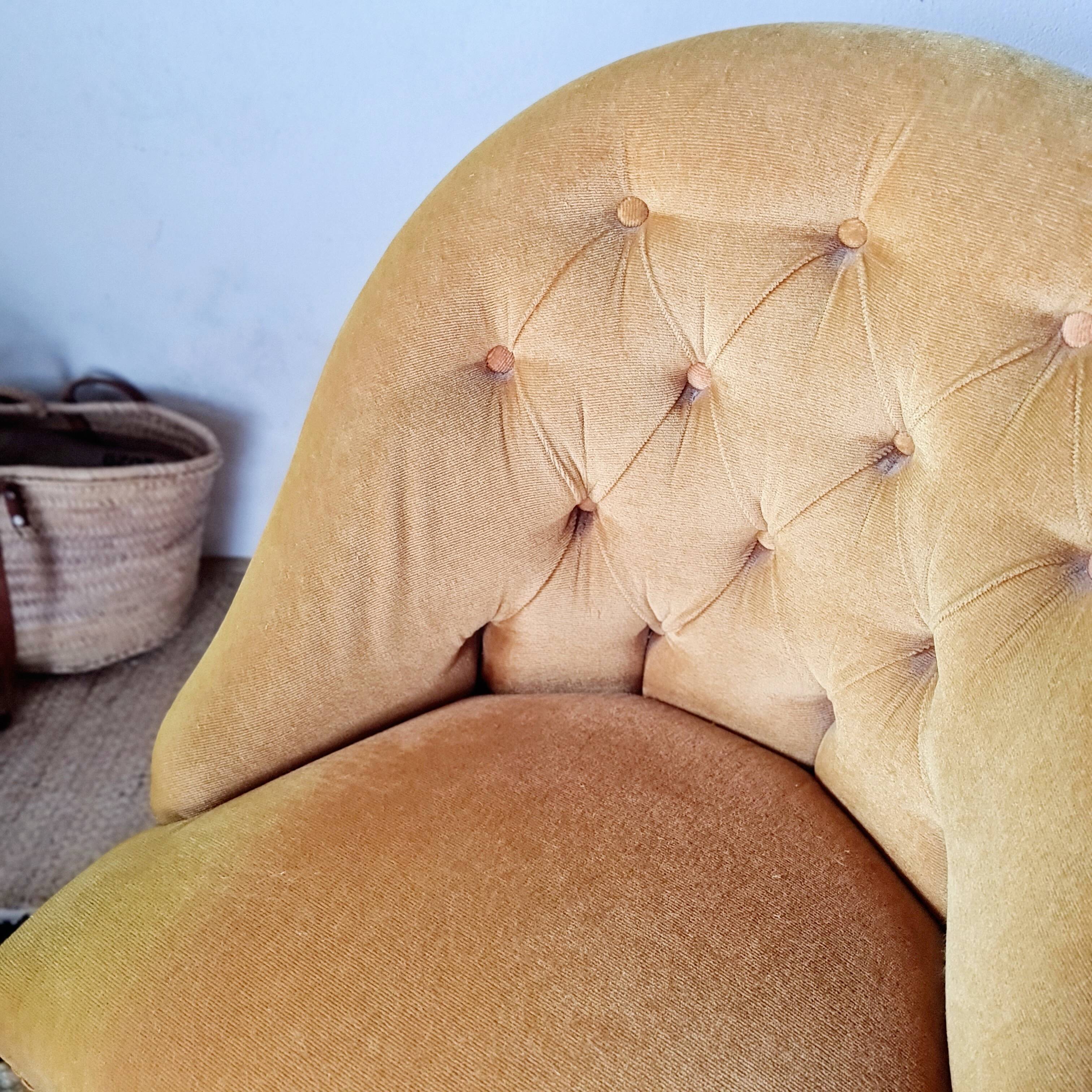 Fauteuil crapaud velours capitonné jaune
