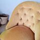 Fauteuil crapaud velours capitonné jaune