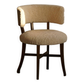 Une élégante chaise danoise moderne à dossier bas, retapissée en laine d'agneau, années 1940