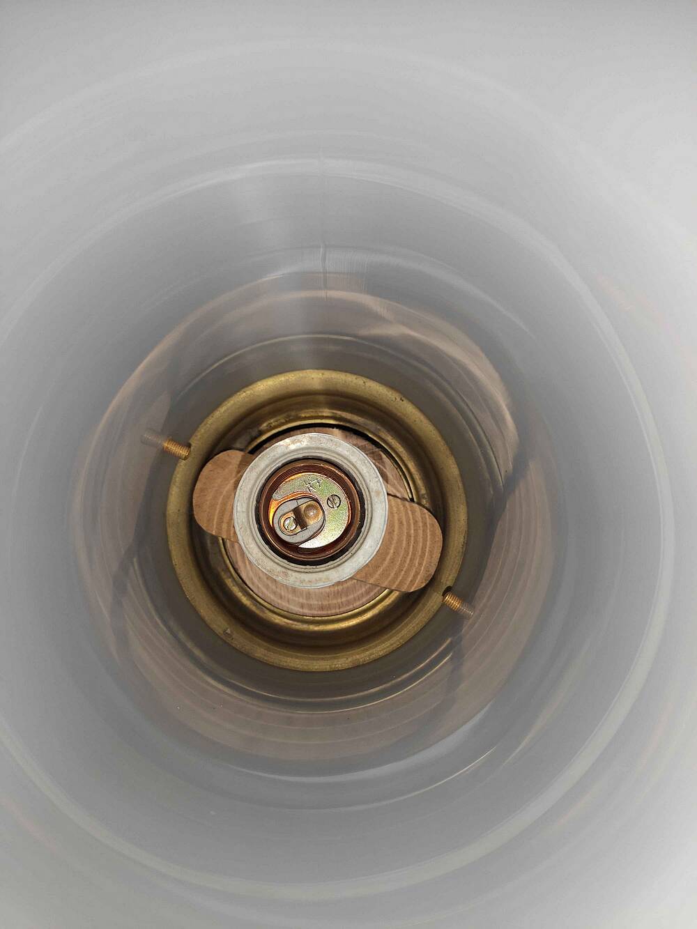 Grande lampe vintage années 50-60 tube plexiglas opalescent support métal doré