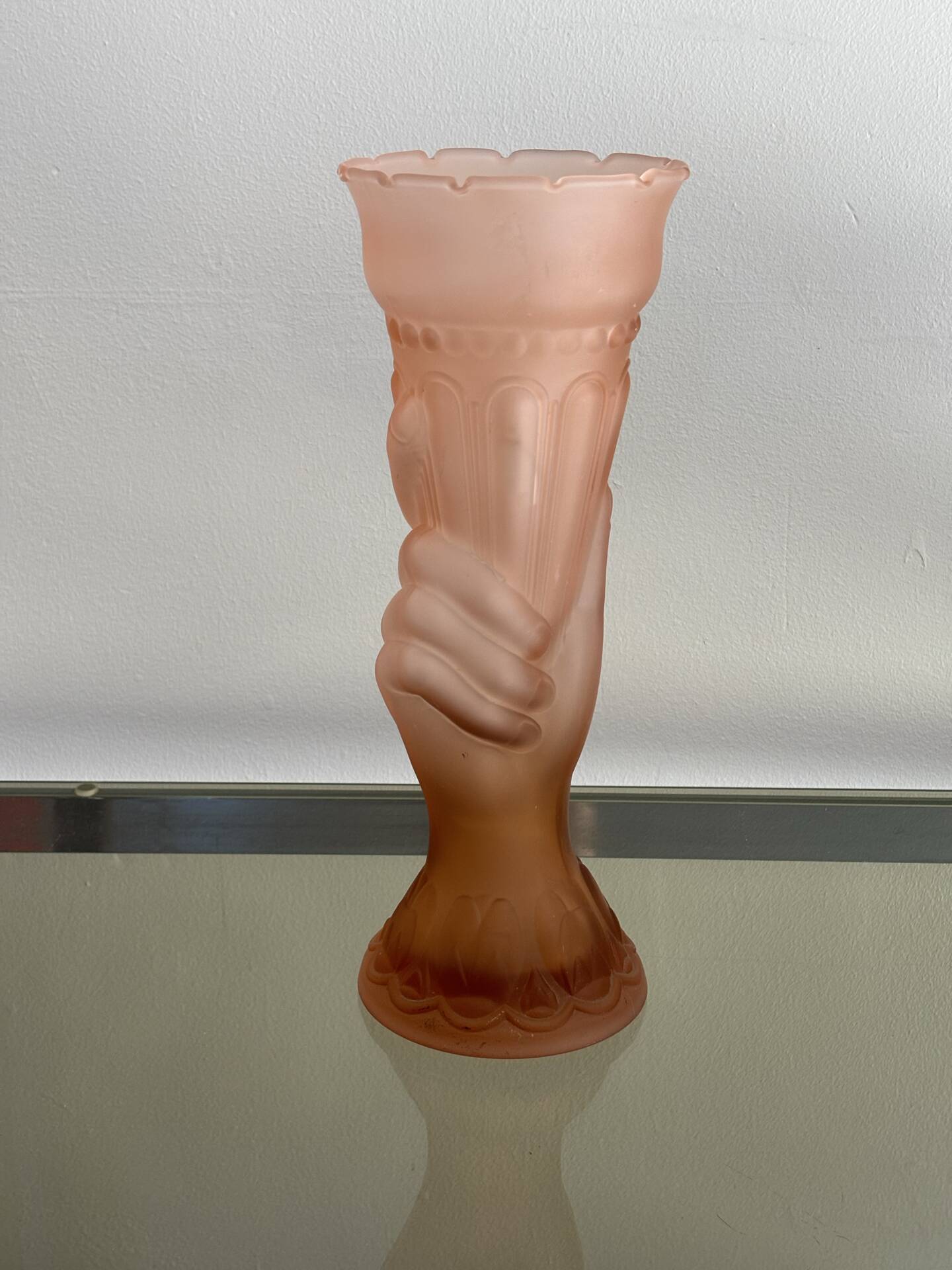 Vase en verre rose Art Déco