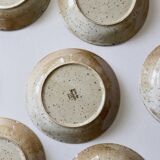 7 assiettes en grès moucheté