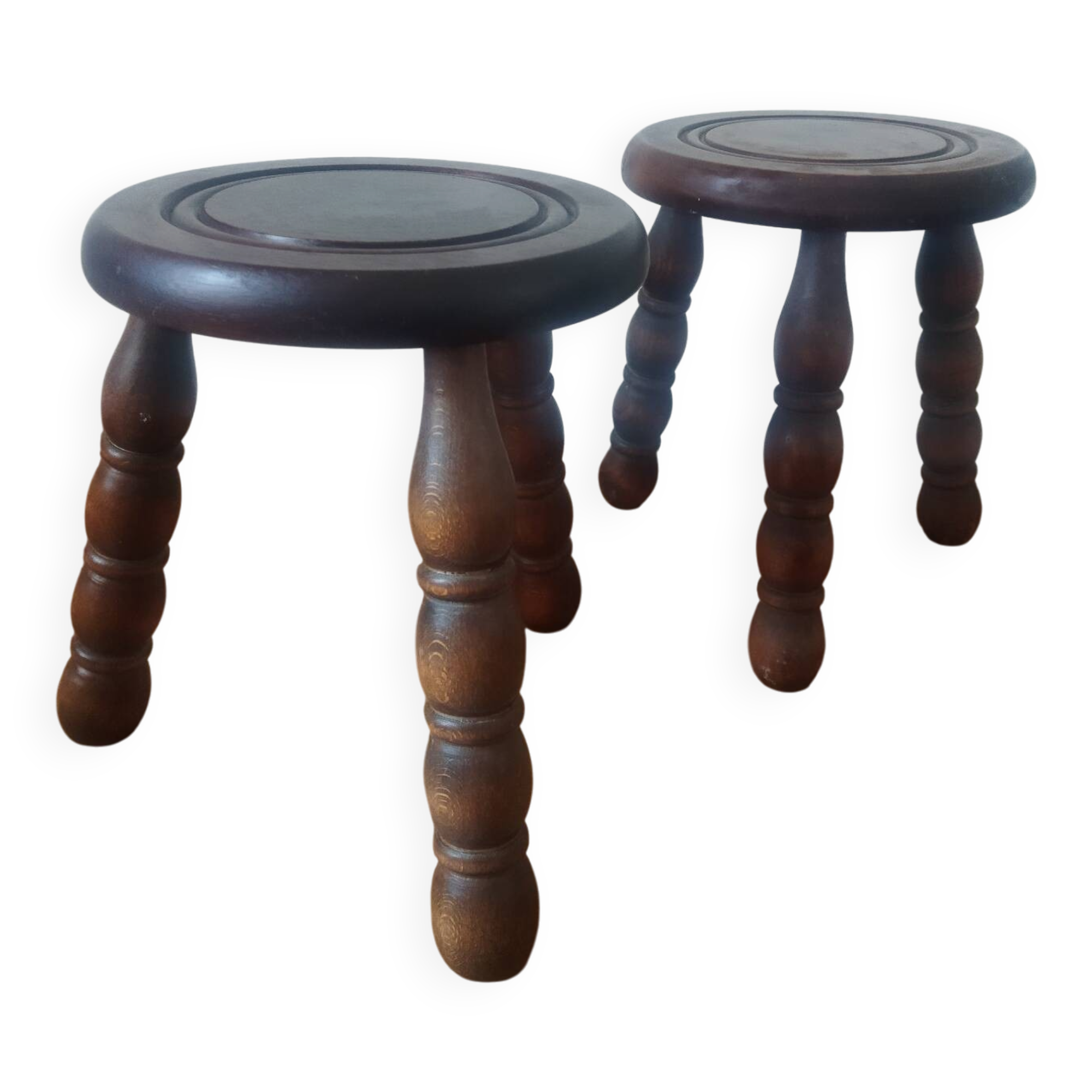 2 round tripod stools