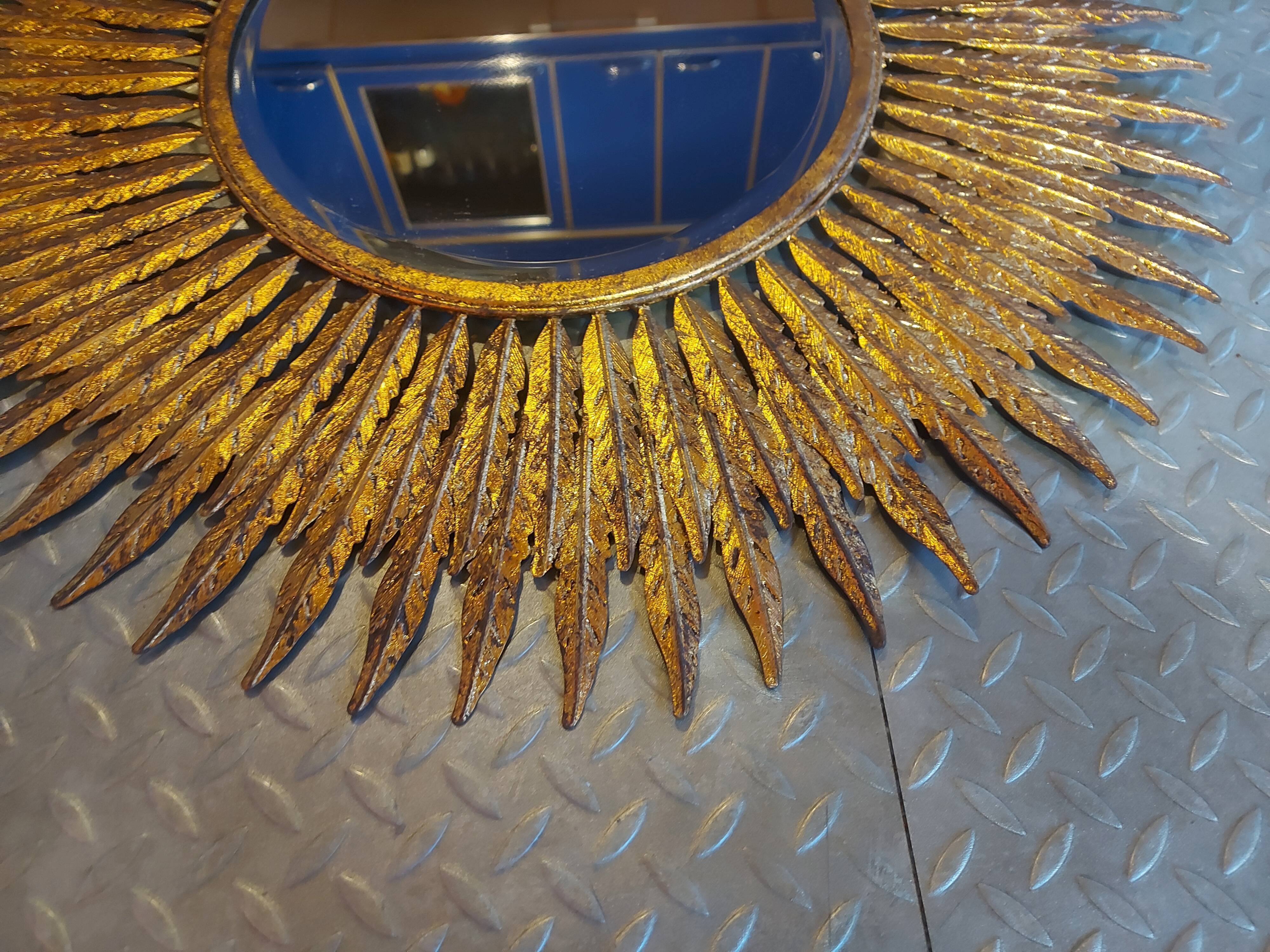 Miroir soleil en métal doré 62cm