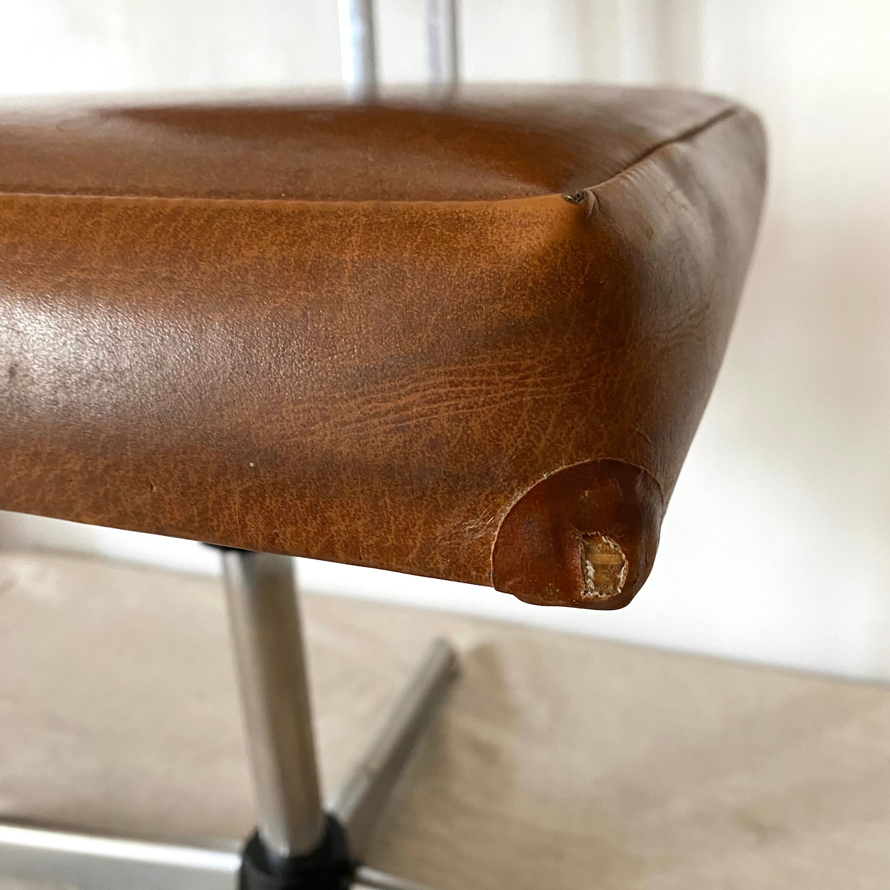 Vintage industrial office chair in skaï
