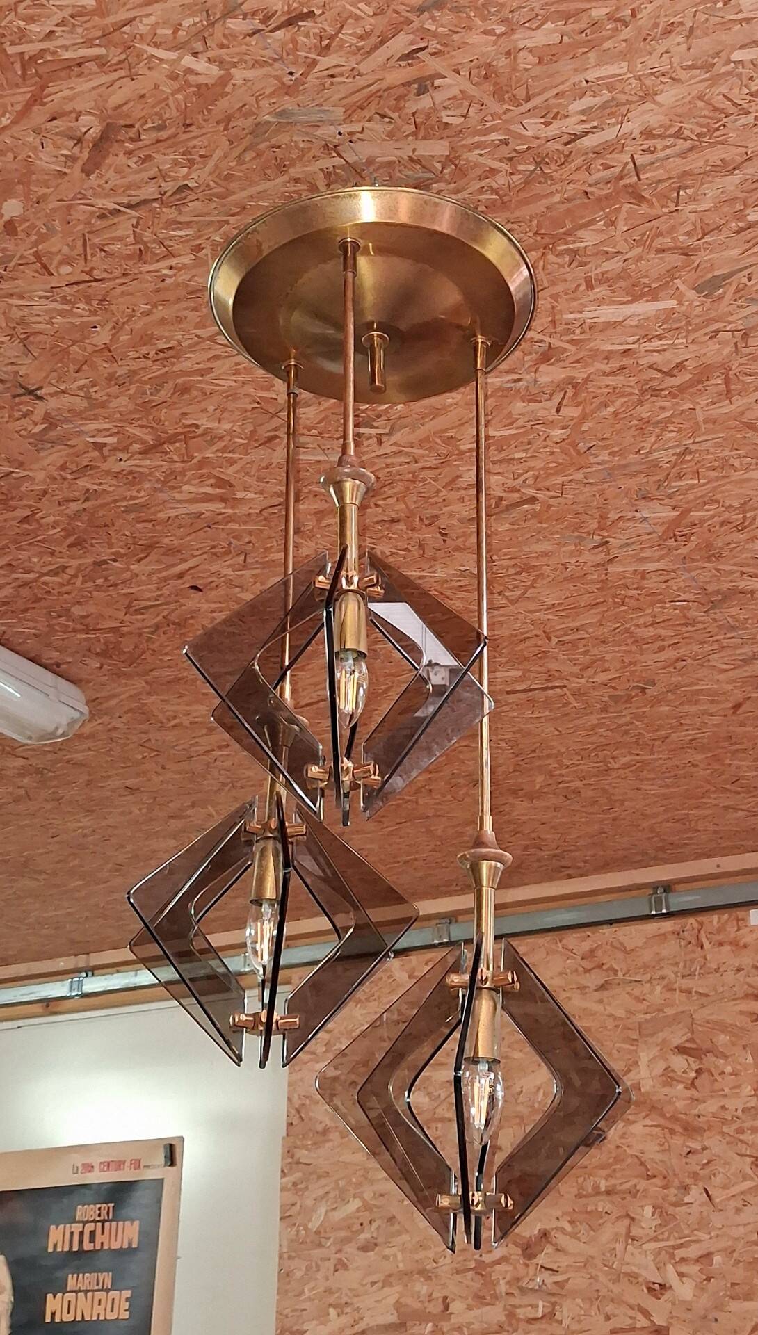 Suspension design in brass and smoked glass