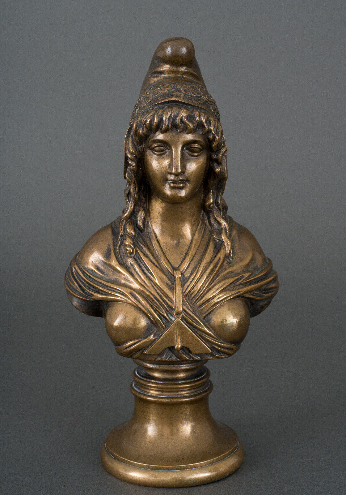 Bronze bust on shower stand XIXth representing Marianne Brown patina