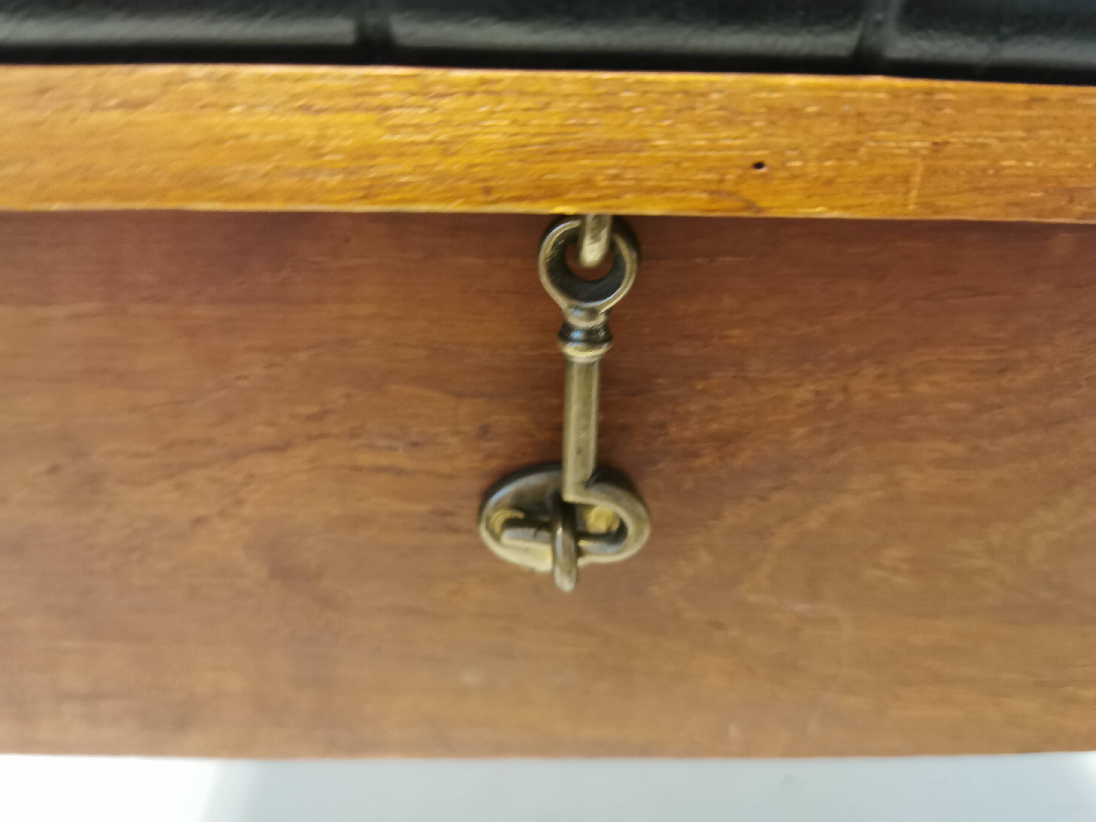 Meuble de rangement/tabouret de fabrication danoise en bois de teck et skaï noir (simili cuir) estimé années 1960-1970
