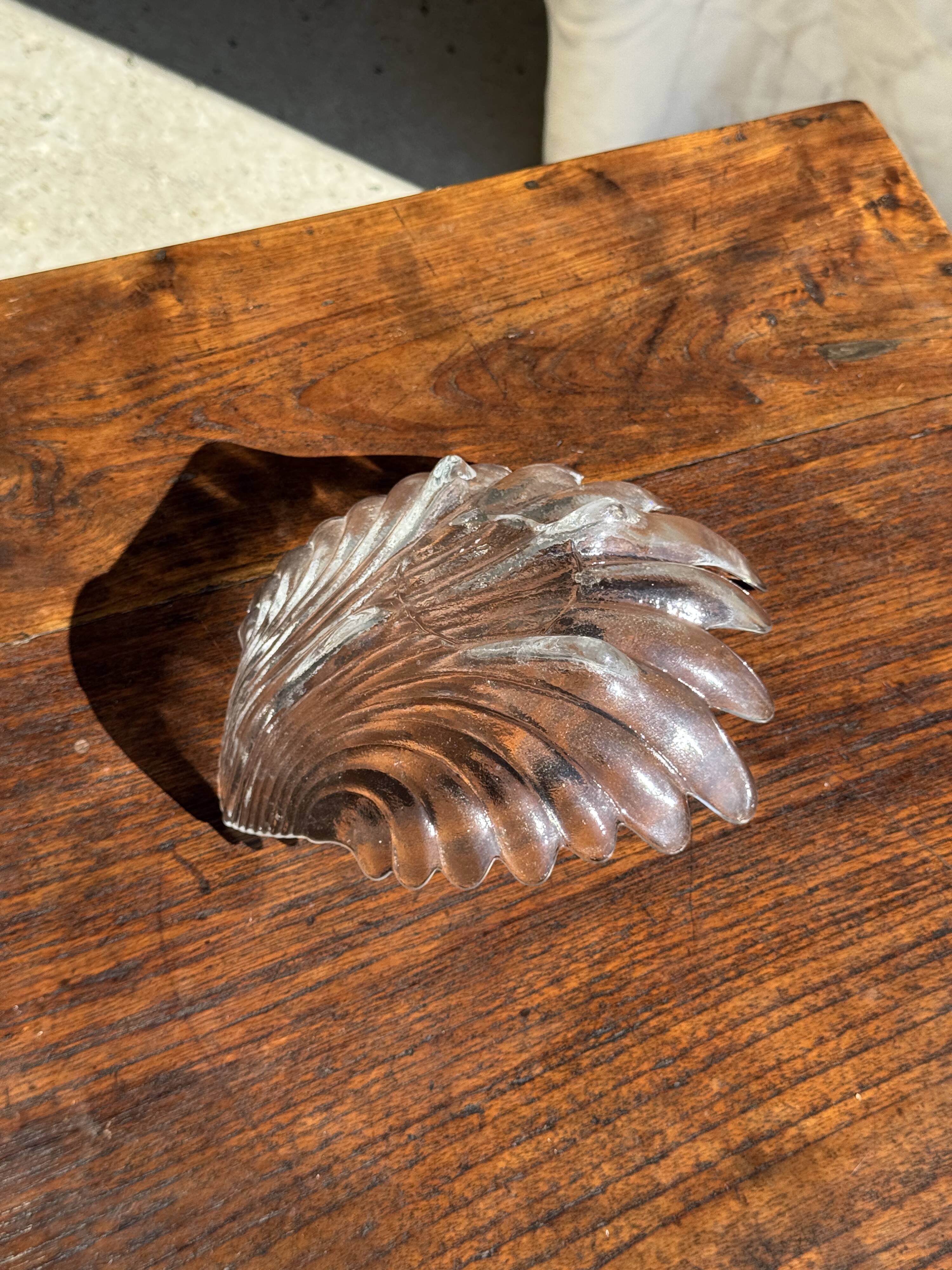 Large stylised shell bowl in vintage glass D22