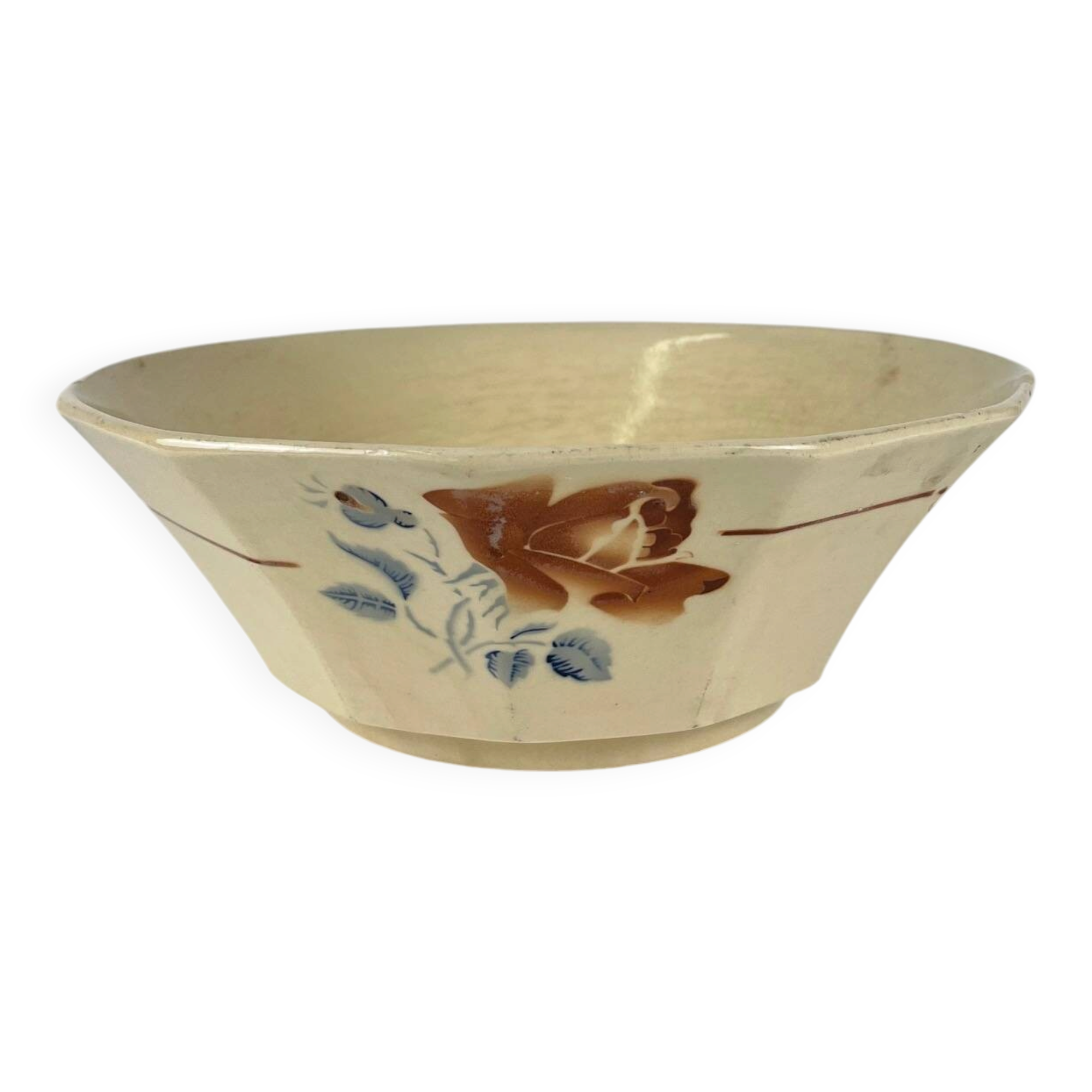 Sarreguemines salad bowl with flower pattern, first half of the 20th century.