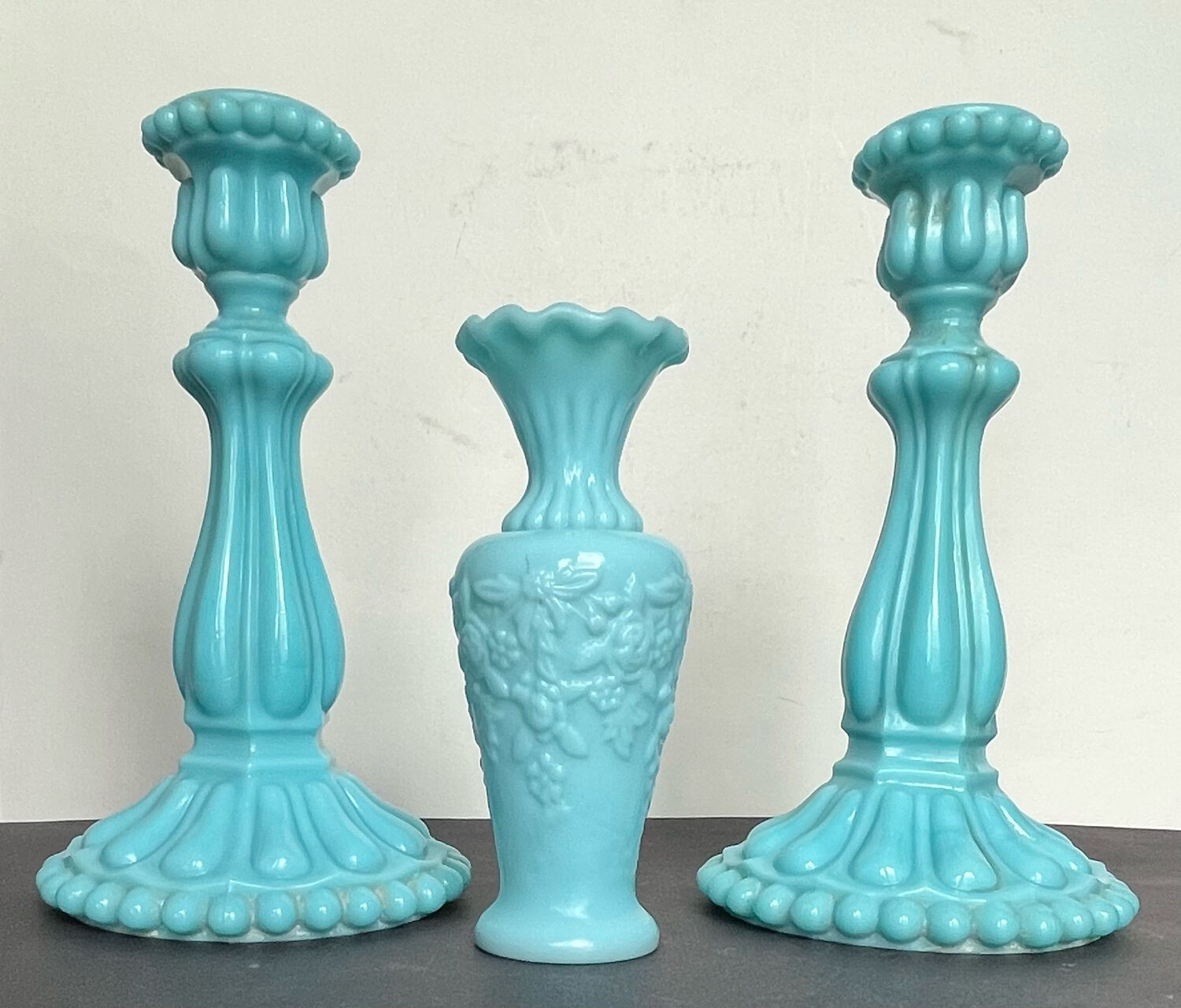 Pair of opaline candlesticks and its vase