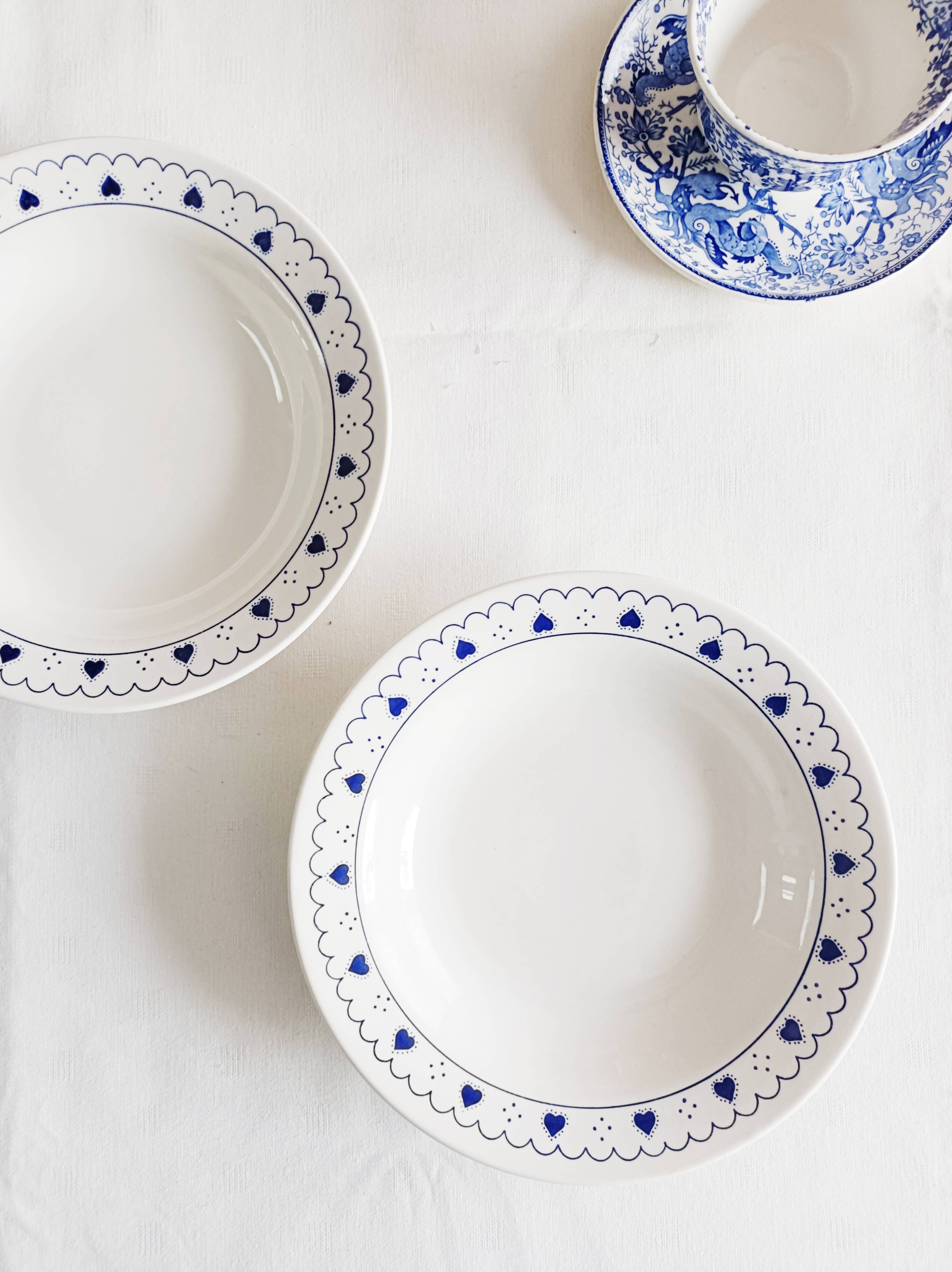 Set of 2 blue heart-shaped deep plates Oxford Brazil.