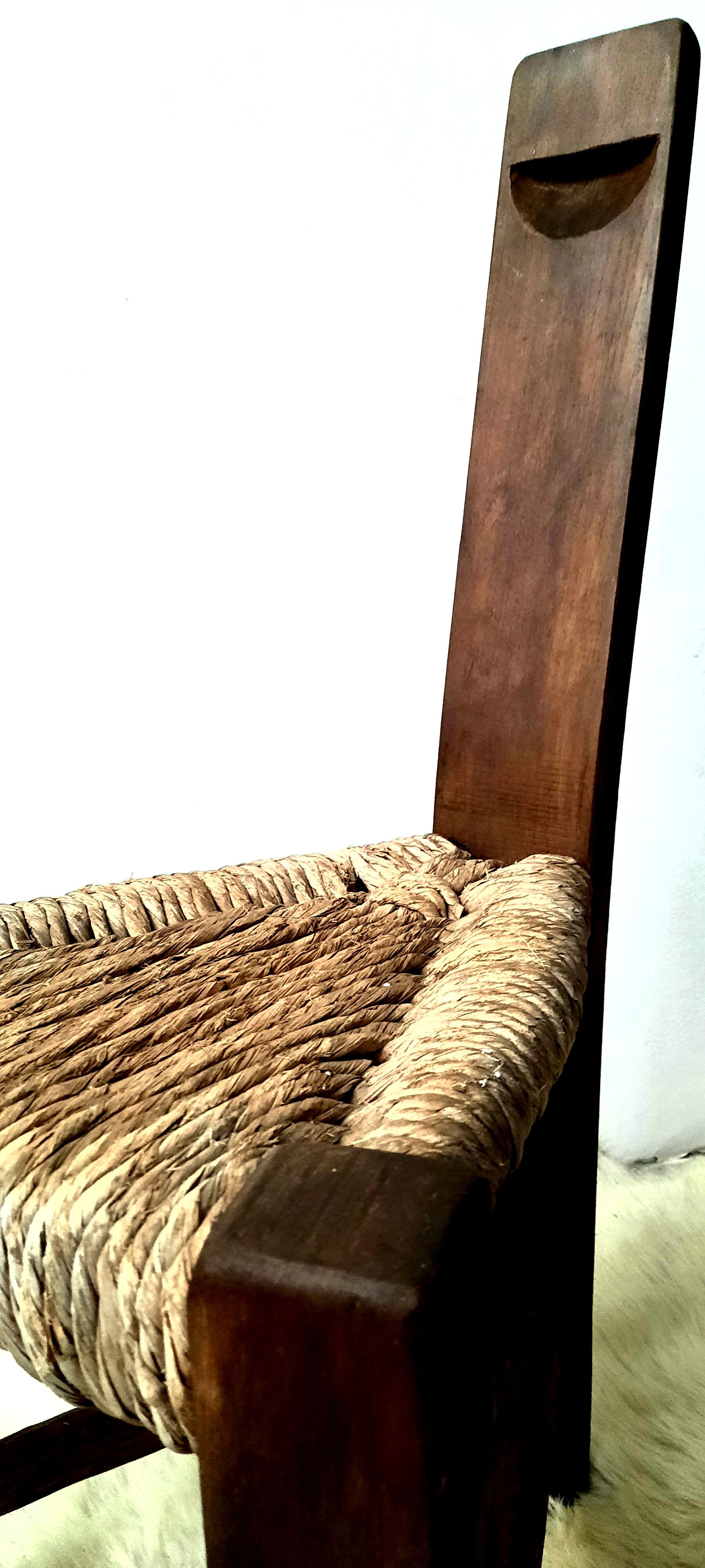 Brutalist tripod chair in solid wood and vintage straw from the 50s / 60s