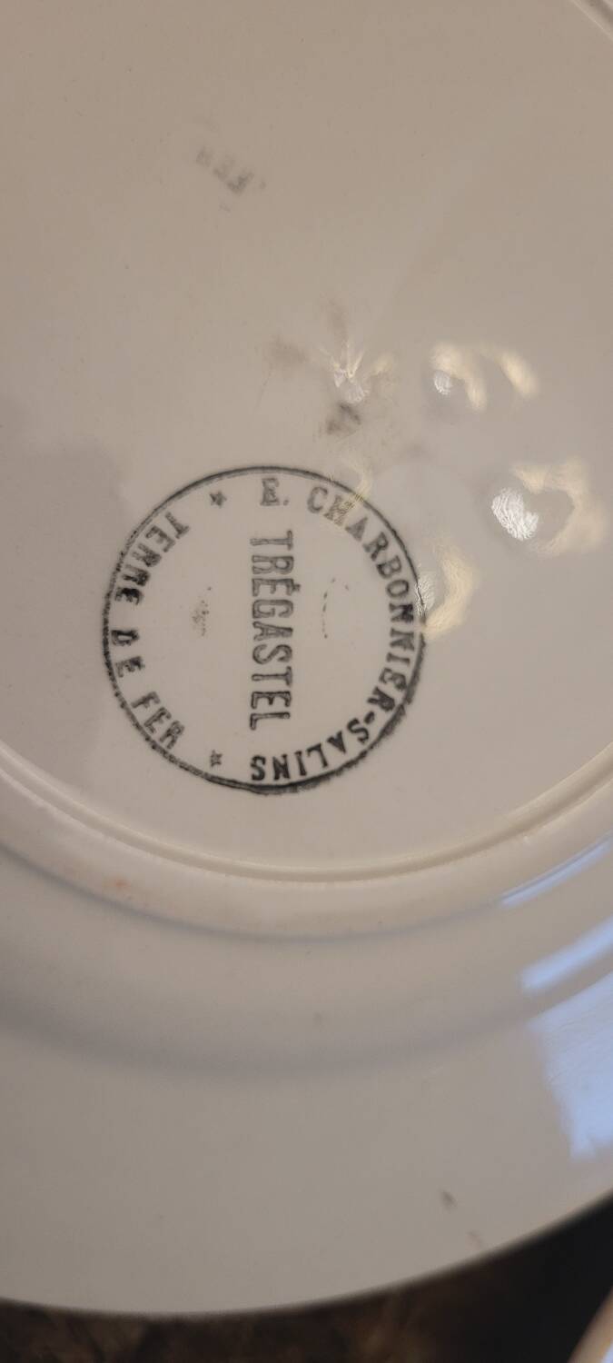 Assiettes terre de fer début XX ème