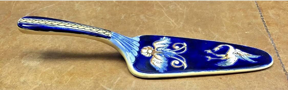 Antique Gien Renaissance cake shovel, blue background, 1941/1950