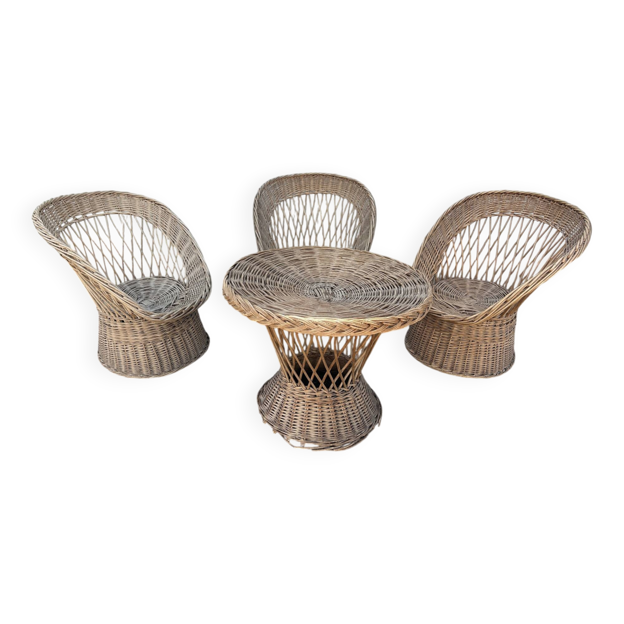 salon avec 3 fauteuils en osier