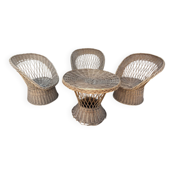 salon avec 3 fauteuils en osier