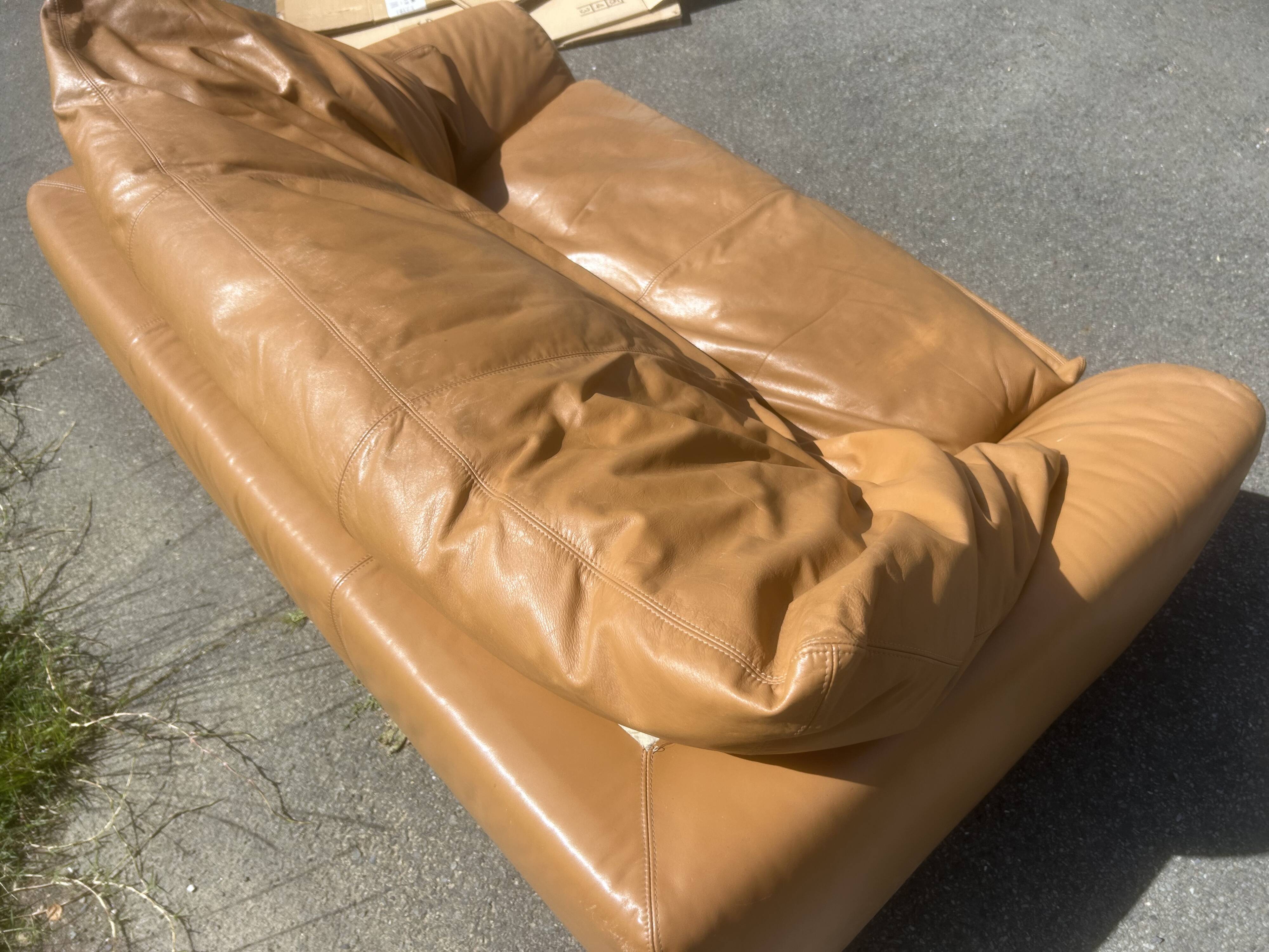 Canapé 2 places en cuir camel, Steiner Paris