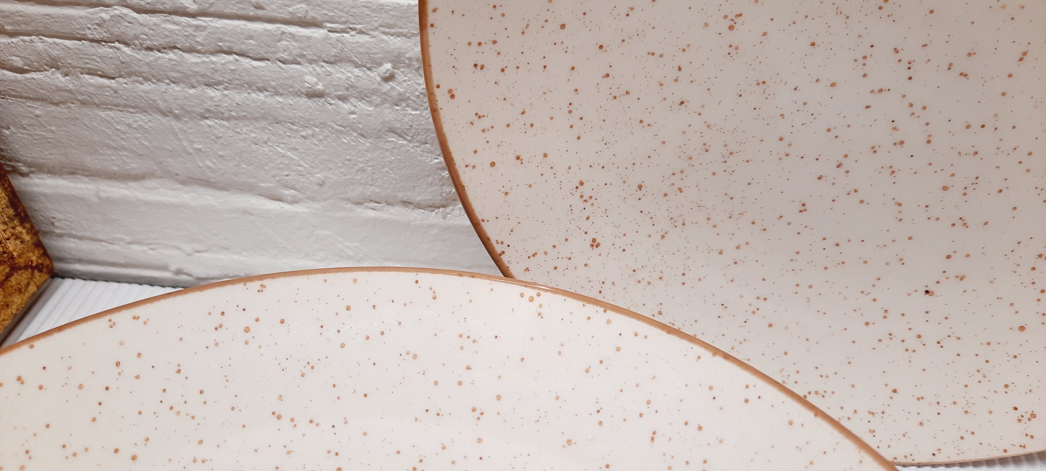 Set 5 flat speckled plates