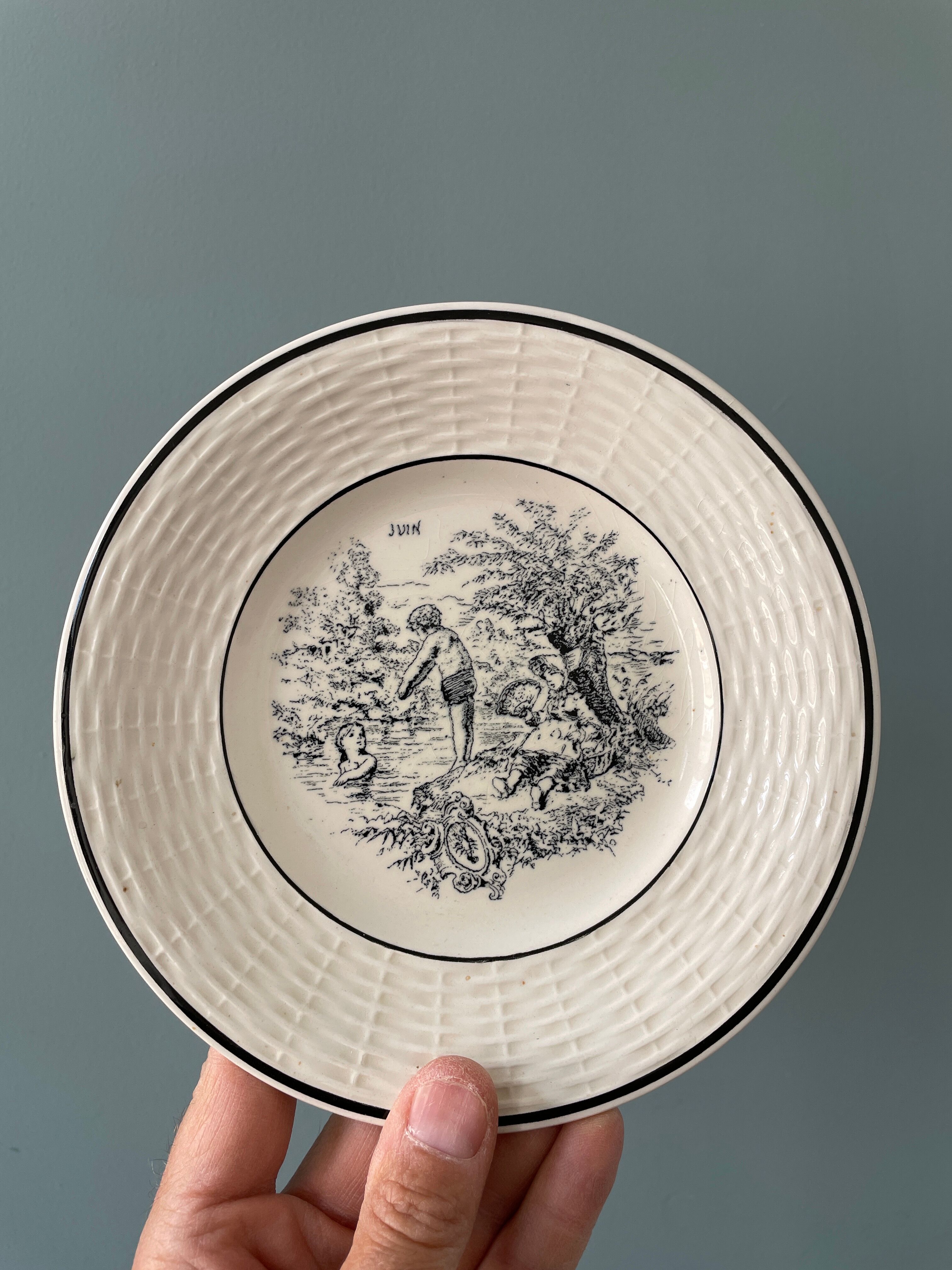 Lot de 12 petites assiettes Digoin Sarreguemines, « Les Mois »
