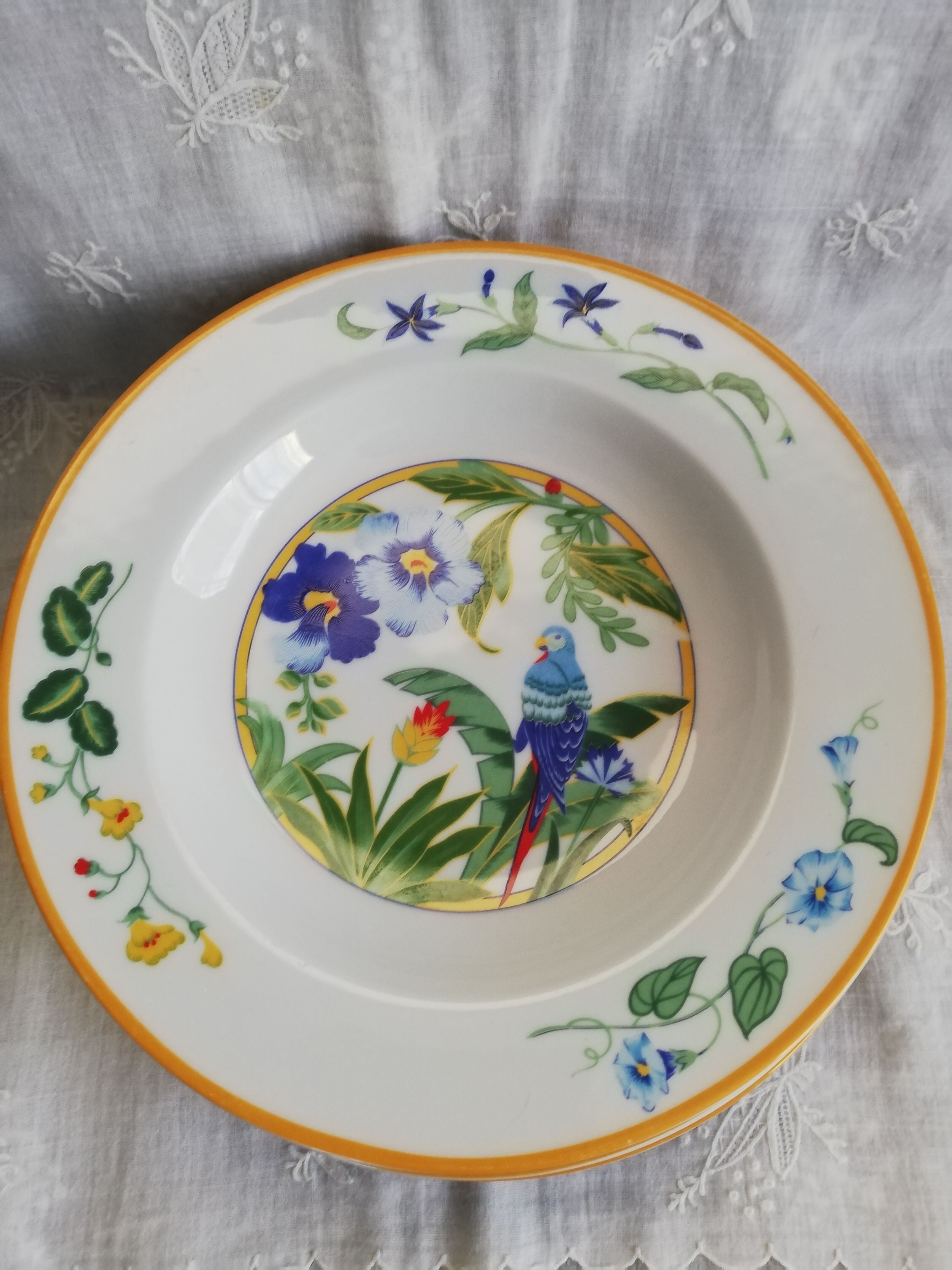 Set of 6 hollow plates model Ara